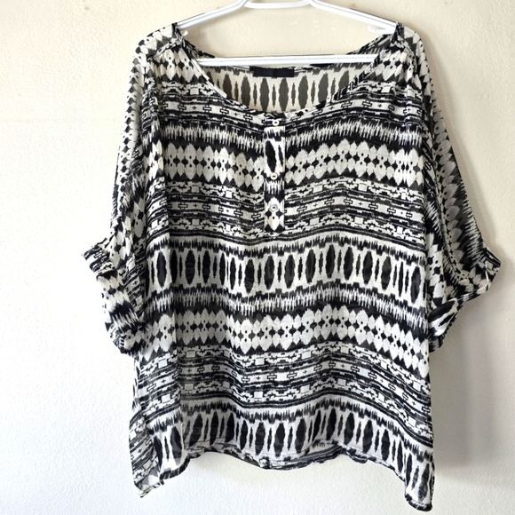 Black n White Sheer Crop Top Shortsleeve Cuffed Blouse Aztec Soop Neck LARGE - Picture 3 of 12
